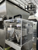 Machine d'étiquetage entièrement automatique verticale pour sachets respirants en PP non tissé, destinée aux granulés de chlorure de calcium et de gel de silice de qualité alimentaire