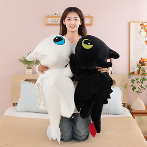 Nuevo Peluche de Dragón con Ojos Bordados <span class=keywords><strong>Grandes</strong></span>, Disponible en Dos Colores: Negro Fúria Nocturna y Blanco Fúria Luminosa, en Posición Acostada Boca Abajo - Product Image 3
