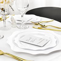 100 assiettes jetables blanches pour 50 invités, assiettes en plastique festonnées comprenant 50 assiettes à dîner et 50 assiettes à dessert