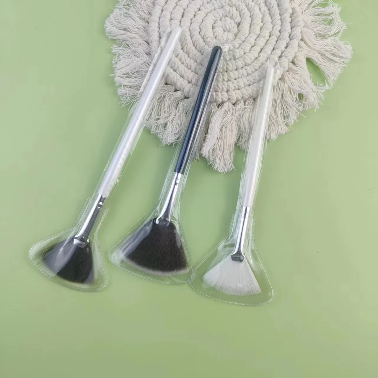 Juego de brochas en forma de abanico con mango de madera