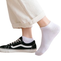 Chaussettes courtes de sport en coton respirant et antibactérien pour femmes, idéales pour l'automne, avec logo personnalisable, vente en gros à prix abordable pour usage quotidien