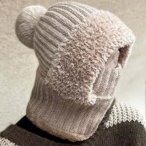 2025 Moda Kulaklıklı Kadın ve Kız Çocukları İçin Sıcak Kışlık Polar Astarlı Akrilik Peluş Örgü Ponponlu Bere Şapka - Product Image 5