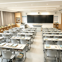 Ensemble Chaise et Table Carrée en Plastique à Trou Unique avec Panier de Rangement pour Livres, Idéal pour Salles de Classe et Étudiants - Vente en Gros