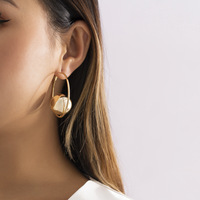 Ensemble de bijoux tendance 2 pièces/ensemble plaqué or avec boucles d'oreilles créoles en fausses perles et collier ras-du-cou en perles rondes pour femme