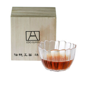 Verre à <span class=keywords><strong>liqueur</strong></span> en cristal Edo Tasse à <span class=keywords><strong>liqueur</strong></span> transparente japonaise Sakura Artwork avec pétale <span class=keywords><strong>de</strong></span> chrysanthème pour vin <span class=keywords><strong>de</strong></span> <span class=keywords><strong>whisky</strong></span> XO pour cadeaux - Product Image 1