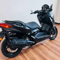 Maxi-scooter XMAX 300 d'occasion, excellent état. Moteur monocylindre de 300 cm³ refroidi par liquide, ABS et CVT, entièrement fonctionnel.