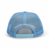 Casquettes de camionneur OEM personnalisées, tendance, 5 panneaux, haute qualité, bleu uni, visière incurvée, logo brodé 3D, maille, fermeture snapback, daim