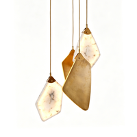 Suspension asymétrique multi-gouttes avec câbles réglables longs et abat-jour en albâtre naturel veiné pour salle à manger de villa