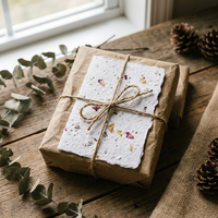 Carte de vœux en papier semence écologique durable, carte cadeau en papier fait main plantable avec des graines visibles pour un marketing écoresponsable