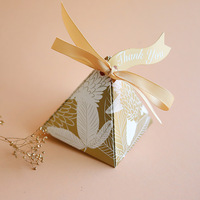 Leere Goldene Schokoladen-Süßigkeiten-Boxen Pyramidenförmige Dreieckige Hochzeits-Gastgeschenk-Box UV-Beschichtung Glitzer-Papierbox Direktverkauf ab Werk