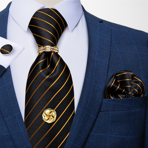 Ensemble <span class=keywords><strong>cravate</strong></span> <span class=keywords><strong>de</strong></span> <span class=keywords><strong>luxe</strong></span> 8 cm <span class=keywords><strong>pour</strong></span> <span class=keywords><strong>homme</strong></span>, 100% soie jacquard, rayures noires et or, avec pochette <span class=keywords><strong>de</strong></span> costume et boutons <span class=keywords><strong>de</strong></span> manchette, cadeau <span class=keywords><strong>de</strong></span> mariage - Product Image 1