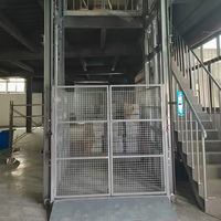 Plateforme élévatrice à plateforme large de 2000 kg, 3000 kg, 4000 kg pour le transfert de caisses surdimensionnées entre les rayonnages d'entrepôt