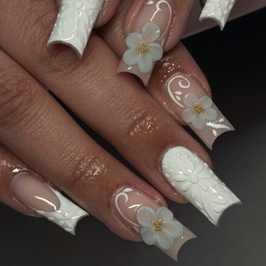 Faux ongles blancs français classiques, motif fleur à cinq pétales en relief 3D, haut de gamme, amovibles, pour manucure DIY - Product Image 1