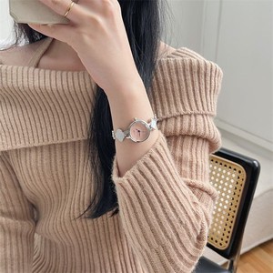 Reloj de Cuarzo para Mujer con Brazalete de Trébol de Cuatro Hojas, Esfera Redonda, Caja de Aleación, Regalo con Encanto y Estilo - Product Image 4