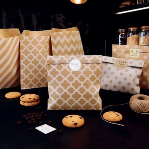 Bolsas de Regalo de Papel Kraft de Lujo con Logotipo Estampado en Caliente para Cosméticos, Cuidado de la Piel y Productos de Belleza de Alta Gama - Product Image 1