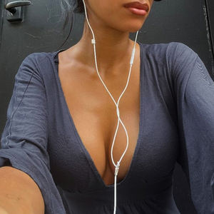 Blusa de punto de manga acampanada de color liso con estampado digital ecológico, top sexy con cuello en V de longitud media y detalles modernos - Product Image 4