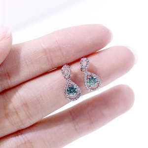 ต่างหูเพชรโมอิสซาไนต์ทรงหยดน้ำ ดีไซน์คลาสสิก ทันสมัย ชุบทองคำขาว ประดับเพชรทรงกลม 4 ขา จาก Tianyu Gems - Product Image 6