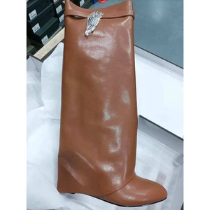 Fornitori all'Ingrosso di Scarpe Stivali Alti al Ginocchio con <span class=keywords><strong>Zeppa</strong></span> per Polpaccio Largo Alla Moda con Risvolto e Chiusura a Lucchetto Shark Lock Inverno 2023 - Product Image 4