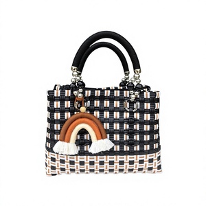 Sac fourre-tout tissé à la main, style bohème, avec breloque arc-en-ciel, panier de plage d'été, sac à main écologique en plastique recyclé pour femme - Product Image 1