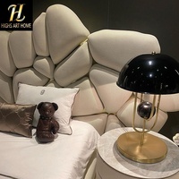 Sens de luxe meubles de villa italien nouveau design tête irrégulière lit queen en cuir souple pour villas ou hôtels