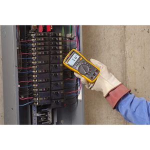 Multimètre numérique Fluke 117 True RMS 600 V 10 A AC/DC pour la mesure de tension, résistance, continuité, fréquence et capacité - Product Image 6
