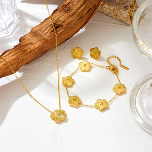 Nabest Juego de Joyería para Mujer con Collar, Pulsera y Aretes de Trébol de Cuatro Hojas en Acero Inoxidable Chapado en Oro de 18K al por Mayor - Product Image 2