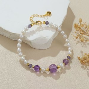 สร้อยข้อมือคริสตัลสตรอเบอร์รี่ อเมทิสต์ ไข่มุกน้ำจืดธรรมชาติสำหรับผู้หญิง ดีไซน์เฉพาะกลุ่ม สวยหรู หลายชั้น สร้อยข้อมือไข่มุก - Product Image 3