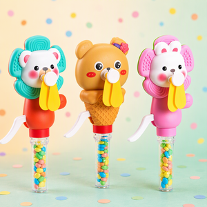 Ventaglio a pressione manuale per bambine, con design simpatico orsetto e coniglietto, con caramelle, ideale come bomboniera per feste e regalo estivo per bambini - Product Image 1