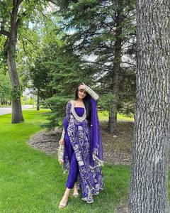 Ensemble Salwar Kameez indien ethnique Fulpari en crêpe naturel, broderies, sequins, travail manuel au miroir, sans plis, style décontracté - Product Image 2