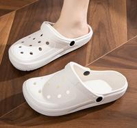 Sabots blancs en EVA pour jeunes et hommes sandales souples avec logo personnalisé été/hiver pantoufles unies en vente en gros