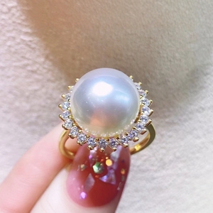 แหวนเงินแท้ S925 ฝังพลอยสีขาวออสเตรเลีย ขนาด 12-13 มม. น้ำทะเลธรรมชาติ  งานฝังแบบกรงเล็บ  แทบไร้ตำหนิ  พร้อมกล่องของขวัญและใบรับรอง - Product Image 1