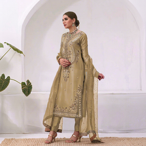 Traje tradicional indio Punjabi de oro con bordado, kurta larga y conjunto de pañuelo de red. - Product Image 1