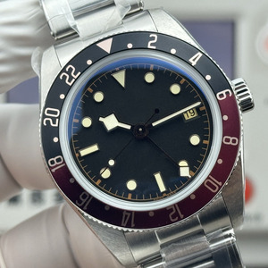 Cadran rétro Coke, cadre en aluminium rouge et noir COKE, 39 mm, équipé d'un mouvement à quatre aiguilles pour deux fuseaux horaires, en acier inoxydable. - Product Image 1