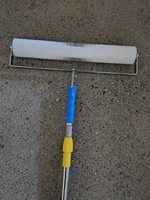 Herramienta de pintura epoxi de cemento de grado industrial de 20 pulgadas, rodillo nivelador con pinchos con mango de extensión de 2M
