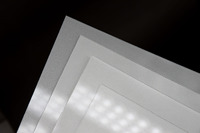 Feuille de diffuseur de lumière prismatique en acrylique polycarbonate de 2mm avec service de coupe UGR <19 pour éclairage LED