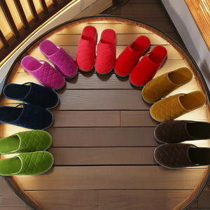 รองเท้าแตะผ้ากำมะหยี่สำหรับผู้หญิงและผู้ชาย สวมใส่ในบ้าน โรงแรม หรือพื้นที่ในร่ม เหมาะสำหรับคู่รัก ทำจากผ้าพลัฌและอีวีเอ คอตตอน - Product Image 5