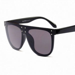 Vente en gros de lunettes de soleil tendance noires à grande monture, UV400, surdimensionnées, à dessus plat, pour femmes - Product Image 4