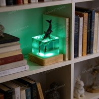 Lampe de nuit en résine 3D avec scène océanique - Baleine/Requin/Baleine Beluga et plongeur - Lampe LED alimentée par USB avec base en bois pour la décoration de la maison