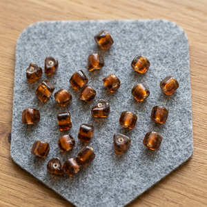 Traditionelle handgefertigte braune dreieckige transparente lose Glasperlen in Premium-Qualität 7,2x7,6mm für die Schmuckherstellung (12er-Pack) - Product Image 3
