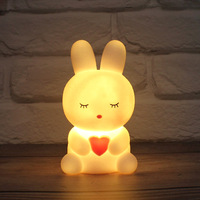 Vente en gros Veilleuse créative avec lapin animal mignon Petite lampe de table pour décoration de chambre d'enfant Cadeau amical