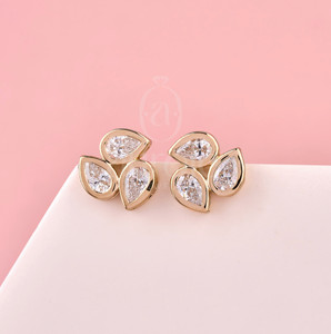 Pendientes de Oro de 14K con Diamantes en Forma de Pera, Joyería Fina de Diseño de Lujo, Elegantes y Minimalistas, Regalo de Novia - Product Image 1