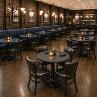 Ensemble de mobilier de restaurant Ron Group : Table ronde commerciale avec base métallique, chaises rembourrées et banquette en cuir pour projets de bar