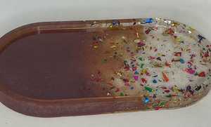 Plateau en résine fait main moderne avec un design élégant et une construction solide, idéal pour servir des boissons, des collations et pour une présentation décorative à la maison - Product Image 2