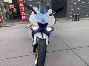 La <span class=keywords><strong>moto</strong></span> sportive <span class=keywords><strong>Yamaha</strong></span> <span class=keywords><strong>500cc</strong></span> à deux cylindres avec moteur à essence convient aux trajets urbains et aux expériences sur piste. - Product Image 3