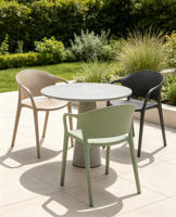Chaise de salle à manger moderne en plastique avec accoudoirs et dossier ergonomique, imperméable, empilable et légère pour cafés et appartements (vente en gros)