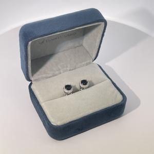 Boucles d'oreilles clous en laiton plaqué or luxueuses et géométriques classiques Tianyu Gems pour femmes avec des pierres en zircone cubique bleu royal - Product Image 3