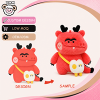 Peluche personnalisée en forme de bœuf cornu rouge OEM/ODM avec sac bandoulière blanc à motif de personnage