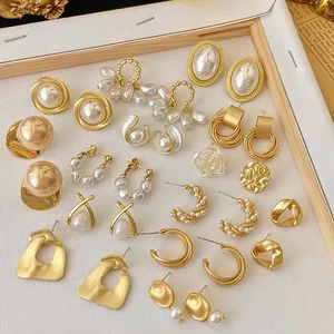 Venta al por mayor 18K chapado en oro de moda perla gota colgante pendientes de aro para las mujeres joyería