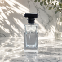 Flacon de parfum vide de luxe en verre transparent moderne, forme rectangulaire, avec capuchon géométrique noir et atomiseur à fine brume