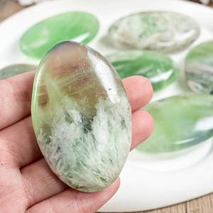 Oferta Especial: Piedra de Fluorita con Forma de Copo de Nieve y Pluma Natural, Cristal Artesanal para Sanación, Diseñada en Forma de Palma - Product Image 4